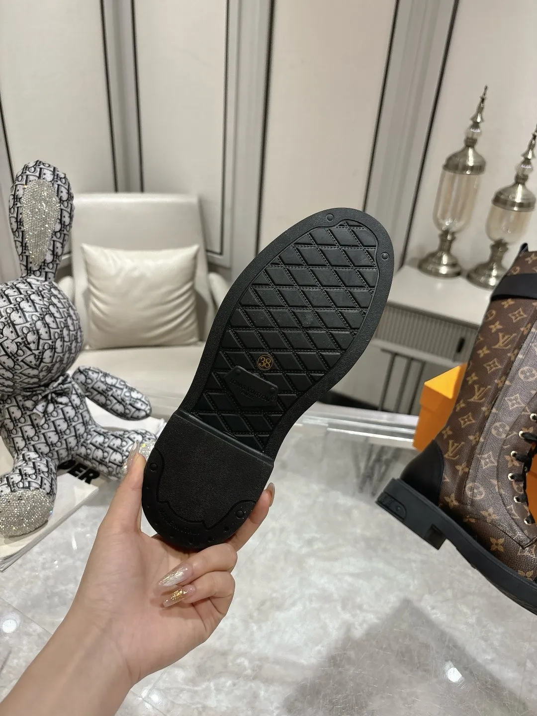 👟👟Ex-factory price 720👟👟 Louis Vuitton Louis Vuitton 2024 autumn and winter high-end customization, catwalk style of major celebrity Internet celebrities, century-old classic, exquisite craftsmanship, comfortable on the feet, side zipper design for easy putting on and taking off. This Citizen flat boots are made of smooth cow leather to demonstrate military style, and the adjustable strap embellished with the LV Capucines logo pays tribute to the Capucines handbag. The LV monogram embossed on the heel subtly echoes the Lozine trim of Louis Vuitton’s traditional trunks. Fabric: Full-grain cowhide Lining: Cowhide Buckle: Original molded outsole Original molded Color: Black Brown Code number 36 to 40 (41 to 42 can be customized and non-refundable) Bosses are welcome to make orders